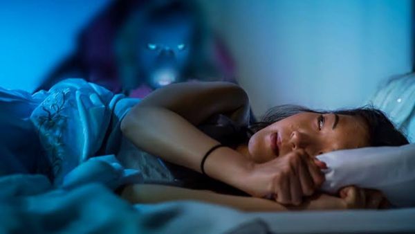 Vastu Dosha: ರಾತ್ರಿ ಮಲಗುವಾಗ ಯಾರೋ ಗುಟ್ಟಾಗಿ ನಿಮ್ಮನ್ನು ನೋಡುತ್ತಿದ್ದಾರೆ ಅನಿಸುತ್ತಾ? ಇದಕ್ಕೆ ಕಾರಣ ಇದೇ.....