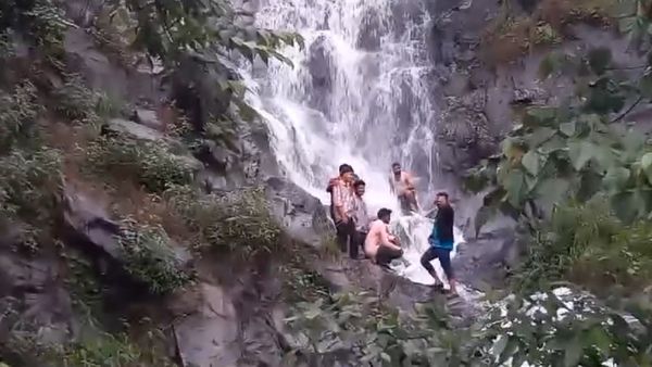 ಚಾರ್ಮಾಡಿ ಘಾಟ್‌ನಲ್ಲಿ ಪ್ರವಾಸಿಗರ ಹುಚ್ಚಾಟ: ಜಾರುವ ಬಂಡೆಗಳ ಮೇಲೆ ರೀಲ್ಸ್‌..ಡಾನ್ಸ್‌