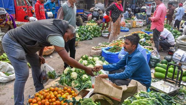 ಶತಕದತ್ತ ಟೊಮೆಟೊ ಬೆಲೆ; ಭಾರಿ ಮಳೆಯಿಂದ ಹೆಚ್ಚುತ್ತಲೇ ಇದೆ ತರಕಾರಿ ಬೆಲೆ