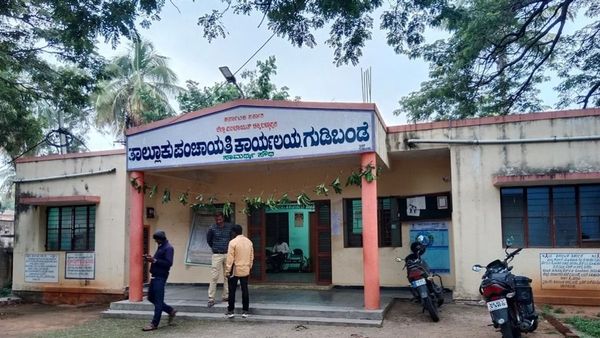 ಆಡಳಿತ ಪಕ್ಷದ ಸದಸ್ಯರಲ್ಲೇ ಭಾರಿ ಸ್ಪರ್ಧೆ: ರಂಗೇರಿದ ಚಿಕ್ಕಬಳ್ಳಾಪುರ ಲೋಕಲ್ ಕಣ- ಅಧ್ಯಕ್ಷ ಸ್ಥಾನ ಮೀಸಲಾತಿ ವಿರುದ್ಧ ಕೂಗು