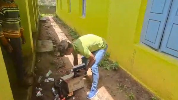 Drinks Party in School: ಸರ್ಕಾರಿ ಶಾಲೆ ಆವರಣದಲ್ಲೇ ಎಣ್ಣೆ ಪಾರ್ಟಿ: ವಿದ್ಯಾರ್ಥಿಗಳು, ಶಿಕ್ಷಕರಿಗೆ ಸ್ವಚ್ಚಗೊಳಿಸುವುದೇ ಕೆಲಸ!