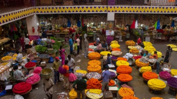 ಆಷಾಢ ಕಳೆದು ಶ್ರಾವಣದಲ್ಲಿ ಟಾಪ್‌ಗೆ ಏರಿದ ಹಣ್ಣು, ಹೂ, ತರಕಾರಿ ಬೆಲೆ: ಗ್ರಾಹಕರಿಗೆ ಶಾಕ್‌