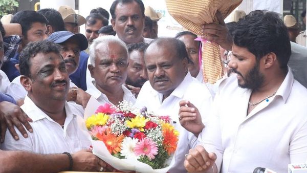 ಕುಮಾರಣ್ಣ ಕಾಲಿಟ್ಟ ಘಳಿಗೆ; ಮಂಡ್ಯದಲ್ಲಿ ಕಾಂಗ್ರೆಸ್‌ಗೆ ಬಿಗ್‌ ಶಾಕ್‌