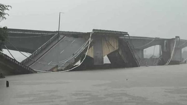 ಉತ್ತರ ಕನ್ನಡ: ಕಾರವಾರ-ಗೋವಾ ಸಂಪರ್ಕಿಸುವ ಕಾಳಿ ನದಿ ಸೇತುವೆ ಕುಸಿತ