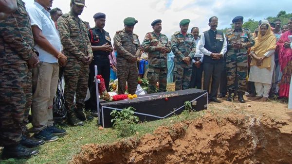 ಹನೂರು: ಹೃದಯಾಘಾತದಿಂದ ಪಂಜಾಬ್ ಗಡಿಯಲ್ಲಿ ಮೃತಪಟ್ಟಿದ್ದ ಗಡಿಜಿಲ್ಲೆ ಯೋಧನ ಅಂತ್ಯಕ್ರಿಯೆ