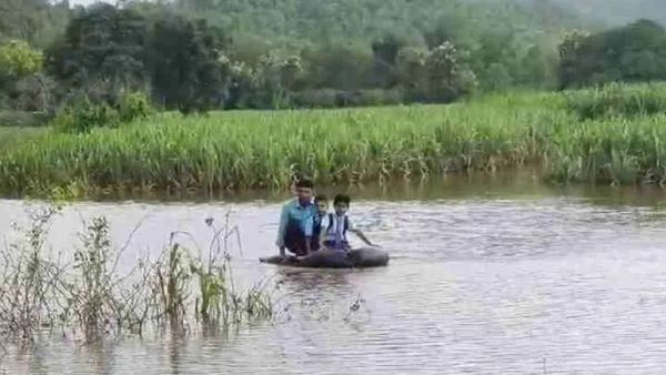 ಟ್ಯೂಬ್ ಮೂಲಕ ಕೆರೆ ದಾಟುತ್ತಿದ್ದ ವಿದ್ಯಾರ್ಥಿಗಳ ಮುಖದಲ್ಲಿ ಮಂದಹಾಸ