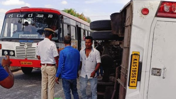 ನಂಜನಗೂಡಿನಲ್ಲಿ ಡಿವೈಡರ್‌ಗೆ ಗುದ್ದಿದ ಮಿನಿ ಬಸ್‌: ಅಯ್ಯಪ್ಪ ಸ್ವಾಮಿ ಭಕ್ತರು ಶಾಕ್