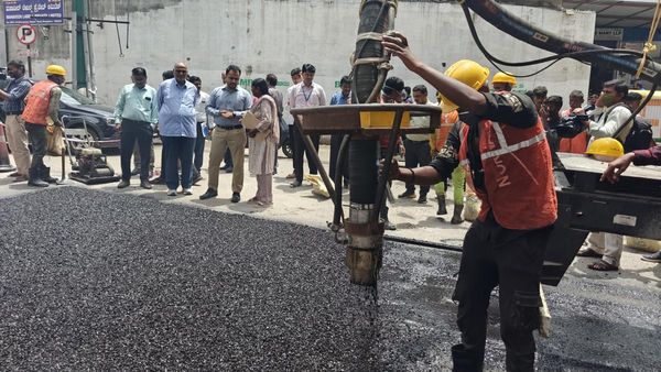 ಬೆಂಗಳೂರು ರಸ್ತೆಗುಂಡಿ ಮುಚ್ಚಲು ಬಂತು ಹೊಸ ಯಂತ್ರ: ಬೃಹತ್ ರಸ್ತೆಗುಂಡಿ ಗಂಟೆಯಲ್ಲಿ ದುರಸ್ತಿ