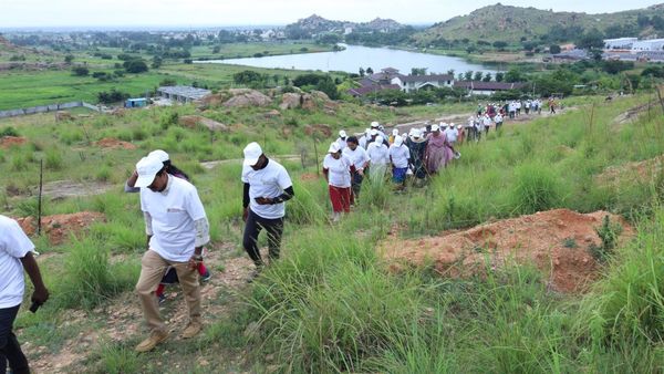 ದೇವನಹಳ್ಳಿ ಆವತಿ ಬೆಟ್ಟದಲ್ಲಿ ಸ್ವಚ್ಛತಾ ಹೀ ಸೇವಾ ಆಂದೋಲನ ಕಾರ್ಯಕ್ರಮಕ್ಕೆ ಚಾಲನೆ: ಇಲ್ಲಿದೆ ವಿವರ