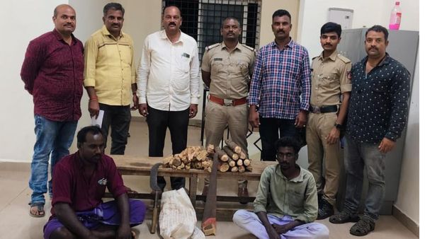 ಚಾಮರಾಜನಗರ: ಬೈಕ್‌ನಲ್ಲಿ ಅಕ್ರಮವಾಗಿ ಶ್ರೀಗಂಧ ಸಾಗಾಟ: ಆರೋಪಿಗಳನ್ನು ಬಲೆಗೆ ಕಡವಿದ ಪೊಲೀಸರು