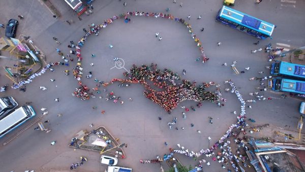 ವಿಶ್ವ ಪ್ರಜಾಪ್ರಭುತ್ವ ದಿನಾಚರಣೆ ಅಂಗವಾಗಿ ಮಾನವ ಸರಪಳಿ ರಚನೆ: ಧಾರವಾಡ ಜಿಲ್ಲೆ ರಾಜ್ಯಕ್ಕೆ ಪ್ರಥಮ