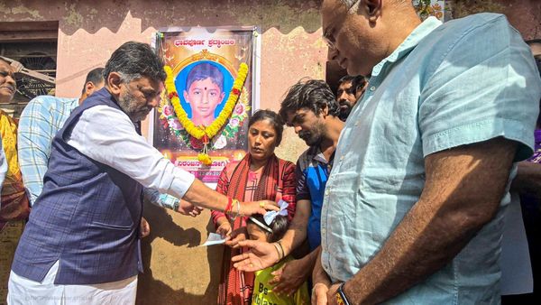 ಗೇಟ್ ಬಿದ್ದು ಮೃತಪಟ್ಟ ಬಾಲಕ ನೇತ್ರದಾನ ಮಾಡಿ ಮಾದರಿ: ₹10 ಲಕ್ಷ ಚೆಕ್ ನೀಡಿದ ಡಿಕೆ ಶಿವಕುಮಾರ್