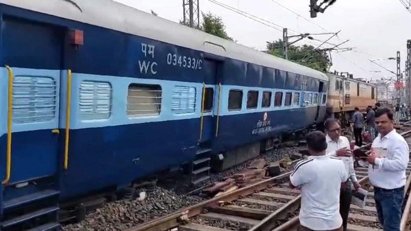 Train Accident: ಹಳಿತಪ್ಪಿದ ಇಂದೋರ್-ಜಬಲ್‌ಪುರ ಎಕ್ಸ್‌ಪ್ರೆಸ್‌ ರೈಲು: ಕಾರವಾರದಲ್ಲಿ ರೈಲು ದುರಂತ ತಪ್ಪಿಸಿದ ನಿರ್ವಾಹಕ