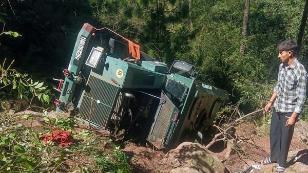 Jammu & Kashmir: ಕಮರಿಗೆ ಬಿದ್ದ ಬಸ್‌; ಚುನಾವಣಾ ಕರ್ತವ್ಯದಲ್ಲಿದ್ದ ಮೂವರು ಬಿಎಸ್‌ಎಫ್ ಯೋಧರ ಸಾವು