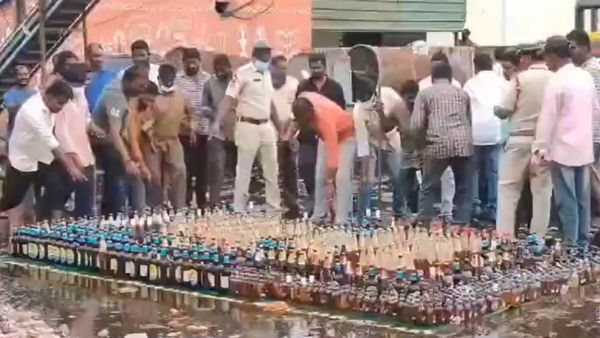  ಕಣ್ಮುಂದೆ ಮದ್ಯ ನಾಶ! 'ನಮ್‌ ಹೊಟ್ಟೆ ಎಷ್ಟ್‌ ಉರ್ಸ್‌ತಾರೋ..ʼ ಅಂತ ಬಾಟಲಿ ಹೊತ್ತೊಯ್ದ ಜನ
