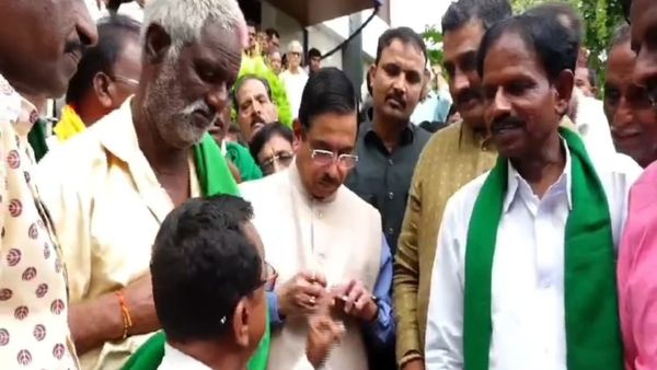 ನೀರಿಗಾಗಿ ಹೋರಾಟದಲ್ಲಿ ಸಿಕ್ಕಿದ್ದು ಲಾಠಿ ಏಟು..ಜೈಲೂಟ: ಕೇಂದ್ರ ಸಚಿವ ಪ್ರಹ್ಲಾದ್ ಜೋಶಿ ಬಳಿ ರೈತರ ಆಕ್ರೋಶ