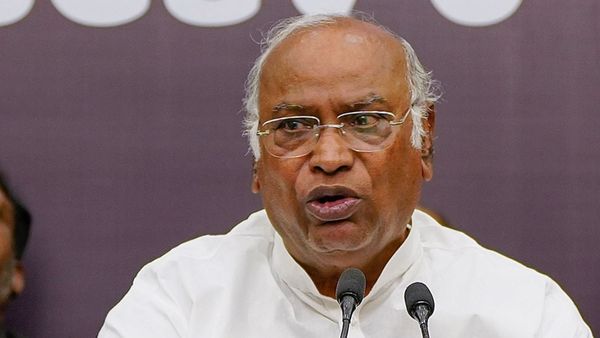 Mallikarjun Kharge: ಬಿಜೆಪಿ ವಿರುದ್ಧ ವಾಗ್ದಾಳಿ ವೇಳೆ ಕುಸಿದು ಬಿದ್ದ ಮಲ್ಲಿಕಾರ್ಜುನ ಖರ್ಗೆ