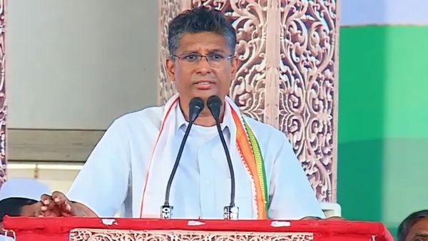 ಸಚಿವ ಸತೀಶ್‌ ಜಾರಕಿಹೊಳಿ ಸಿಎಂ ಆಗಬೇಕು: ವೇದಿಕೆ ಮೇಲೆ ಸ್ವಾಮೀಜಿ ಆಗ್ರಹ