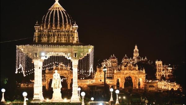 ದಸರಾಕ್ಕೆ ತೆರೆದುಕೊಳ್ಳುತ್ತಿರುವ ಮೈಸೂರು: ಈ ಕ್ಷಣಗಳು ಪ್ರವಾಸಿಗರಿಗೆ ಇಷ್ಟವಾಗುವುದೇಕೆ?