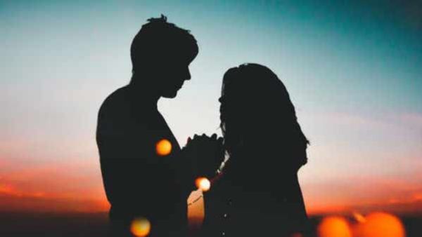 ಕೆಲವು ಪುರುಷರು ವಯಸ್ಸಾದ ಮಹಿಳೆಯರ ಪ್ರೀತಿಯ ಬಲೆಗೆ ಬೀಳಲು ಕಾರಣವೇನು.?-ಅಂತಹದ್ದೇನಿದೆ ಇದ್ರಲ್ಲಿ.?