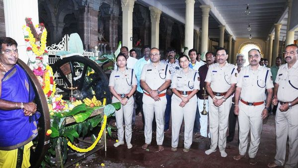 ದಸರಾ ಸಿದ್ಧತೆ: ಅರಮನೆಯಲ್ಲಿ ಫಿರಂಗಿ ಗಾಡಿಗಳಿಗೆ ಸಾಂಪ್ರದಾಯಿಕ ಪೂಜೆ..ಇಂದಿನಿಂದ ಒಣ ತಾಲೀಮು