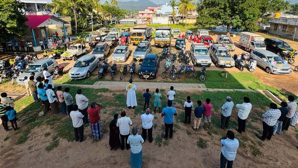 ಹನೂರು: ಚರ್ಚ್‌ನಲ್ಲಿ ಆಯುಧ ಪೂಜೆ ಮಾಡಿ ಗಮನ ಸೆಳೆದ ಕ್ರೈಸ್ತರು