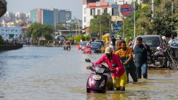 ಬೆಂಗಳೂರಿನ ಮಳೆಯಲ್ಲಿ ಕೆಲಸಕ್ಕೆ ಹೋದವರ ಪರದಾಟ: ಮನೆಗೆ ಹೋಗಬೇಕಾ? ಆಫಿಸ್ ಅಂಗಳದಲ್ಲೇ ಮಲಗಬೇಕಾ?