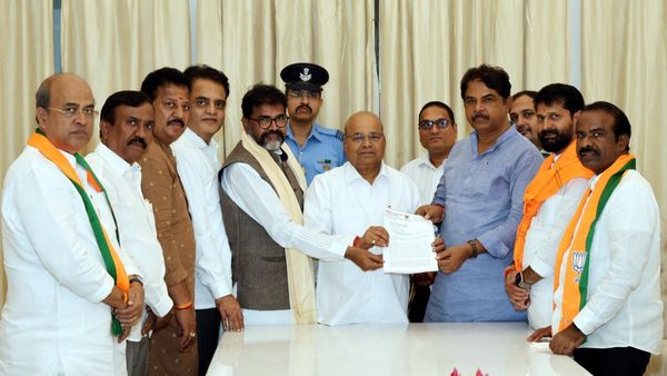 ರಾಜ್ಯ ಸರ್ಕಾರ ವಜಾ ಮಾಡಲು ರಾಜ್ಯಪಾಲರಿಗೆ ಮನವಿ