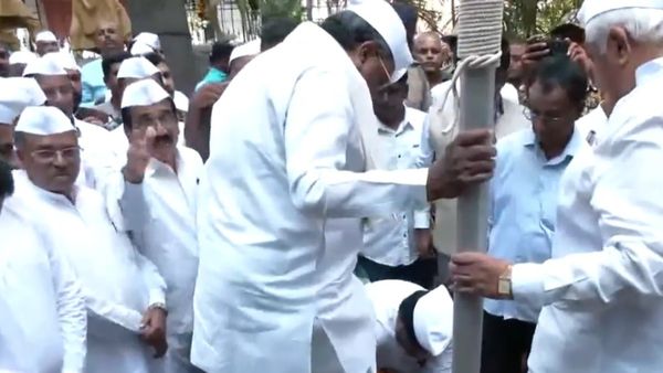 ಕೈಯಲ್ಲಿ ರಾಷ್ಟ್ರಧ್ವಜ ಹಿಡಿದೇ ಸಿಎಂ ಶೂ ಬಿಚ್ಚಿದ ಕಾರ್ಯಕರ್ತ! ವಿಡಿಯೋ ವೈರಲ್‌