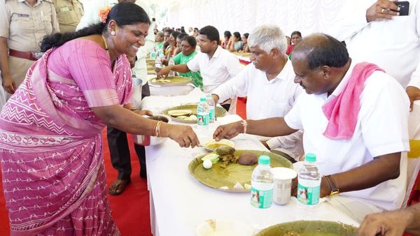 ಮಂಡ್ಯ ಗೌಡ್ರು ಸ್ಟೈಲಲ್ಲಿ ಬಿಸಿಬಿಸಿ ಬಾಡೂಟ ಸವಿದ ಕುಮಾರಣ್ಣ