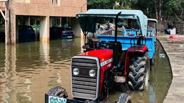 Bengaluru Rain: ಅಪಾರ್ಟ್‌ಮೆಂಟ್‌ ನಿವಾಸಿಗಳನ್ನ ಟ್ರಾಕ್ಟರ್‌ನಲ್ಲಿ ಡ್ರಾಪ್‌ ಮಾಡಿಸಿದ ಮಳೆರಾಯ!