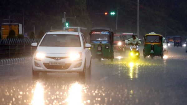 ಬೆಂಗಳೂರು ಮಳೆ ಅವಾಂತರ: ನೀರಿನಲ್ಲಿ ಮುಳುಗಿದ ಬೈಕ್ - ಸವಾರ, ಮುಂದೇನಾಯ್ತು