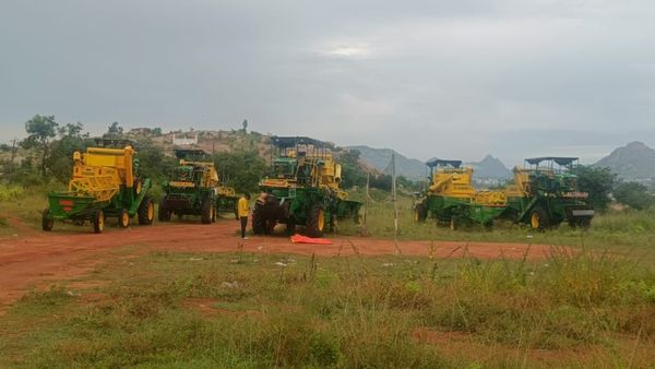 ಕೂಲಿ ಕಾರ್ಮಿಕರ ಕೊರತೆ: ಹೊರ ರಾಜ್ಯಗಳಿಂದ ಚಿಕ್ಕಬಳ್ಳಾಪುರಕ್ಕೆ ಯಂತ್ರಗಳು ದಾಂಗುಡಿ- ಸರಕಾರದಿಂದ ದರ ನಿಗದಿಗೆ ಒತ್ತಾಯ!