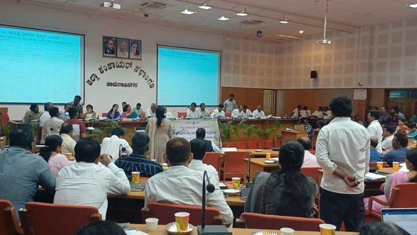 ಮಹಿಳಾ ಅಧಿಕಾರಿಗಳು ಸೀರೆ ಉಟ್ಟು ಬನ್ನಿ, ಪುರುಷರು ಫಾರ್ಮಲ್ಸ್ ಧರಿಸಿ: ಕೊಳ್ಳೇಗಾಲ ಶಾಸಕ ಹೀಗೆ ಹೇಳಿದ್ಯಾಕೆ?