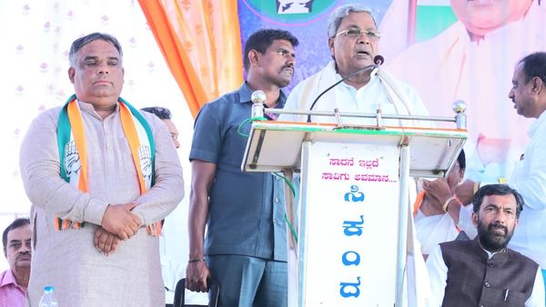 ಹಾವೇರಿಯಲ್ಲಿ ಅವಘಡ..! ಹಾರಿ ಹೋಯ್ತು ಸಿಎಂ ಸಿದ್ದರಾಮಯ್ಯ ಇದ್ದ ಪೆಂಡಾಲ್‌