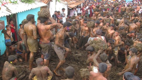 ಗುಮಟಾಪುರದಲ್ಲಿ ದೀಪಾವಳಿಗೆ ಸೆಗಣಿಯಲ್ಲಿ ಹೊಡೆದಾಟ..ಏನಿದು ಆಚರಣೆ..?