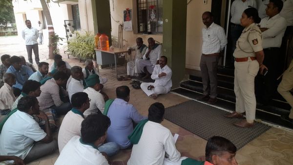 ಚಾಮರಾಜನಗರ: ಹಾಲಿನ ದರ ಏಕಾಏಕಿ ಇಳಿಸಿದ ಒಕ್ಕೂಟದ ವಿರುದ್ಧ ರೈತರ ಪ್ರತಿಭಟನೆ