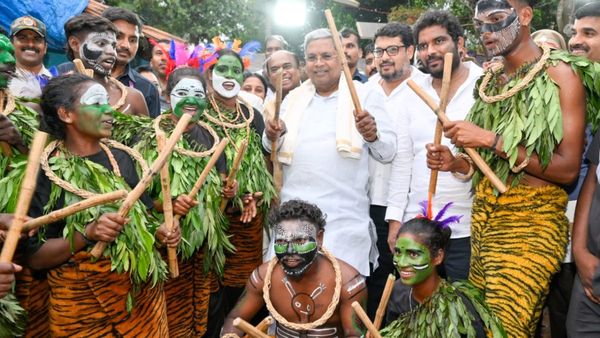 CM Siddaramaiah: ಬುಡಕಟ್ಟು ಜನರೊಂದಿಗೆ ಸಿದ್ದರಾಮಯ್ಯ ಭರ್ಜರಿ ಡ್ಯಾನ್ಸ್‌: ಇಲ್ಲಿದೆ ವಿಡಿಯೋ