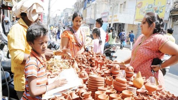ಕೊನೆಗೂ ಕೃಪೆ ತೋರಿದ ವರುಣ: ಮೈಸೂರಿನಲ್ಲಿ ದೀಪಾವಳಿ ಖರೀದಿ ಭರಾಟೆ ಜೋರು