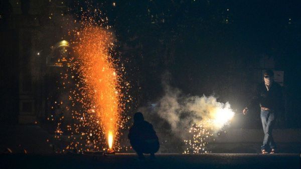 ಬೆಂಗಳೂರಲ್ಲಿ ಪಟಾಕಿ ಸಿಡಿಸುವಾಗ ಗ್ಯಾಸ್‌ ಪೈಪ್‌ಲೈನ್‌ಗೆ ಡ್ಯಾಮೇಜ್, ಬೆಂಕಿ!