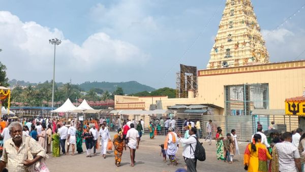 ಕಡೇ ಕಾರ್ತಿಕ ಸೋಮವಾರ: ಕೊಂಗಳ್ಳಿ ಹಾಗೂ ಮಲೆ ಮಾದಪ್ಪನ ಬೆಟ್ಟಕ್ಕೆ ಹರಿದುಬಂದ ಭಕ್ತಸಾಗರ