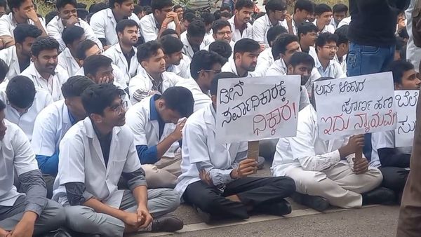 ಚಾಮರಾಜನಗರ: ರುಚಿಯಿಲ್ಲದ ಊಟ, ಡೀನ್ ದಬ್ಬಾಳಿಕೆ ಖಂಡಿಸಿ ರೊಚ್ಚಿಗೆದ್ದ ಮೆಡಿಕಲ್ ಕಾಲೇಜು ವಿದ್ಯಾರ್ಥಿಗಳು