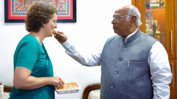 Wayanad: ವಯನಾಡಿನಲ್ಲಿ ಗೆಲುವು, ಪ್ರಿಯಾಂಕಾ ಗಾಂಧಿಗೆ ಸಿಹಿ ತಿನ್ನಿಸಿದ ಖರ್ಗೆ