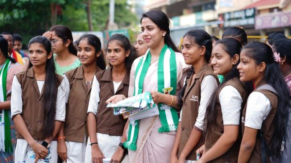 ನಿಖಿಲ್ ಕುಮಾರಸ್ವಾಮಿ ಪರ ಪ್ರಚಾರಕ್ಕಿಳಿದ ಪತ್ನಿ ರೇವತಿ. ಹೇಗಿದೆ ನೋಡಿ ಅಬ್ಬರ