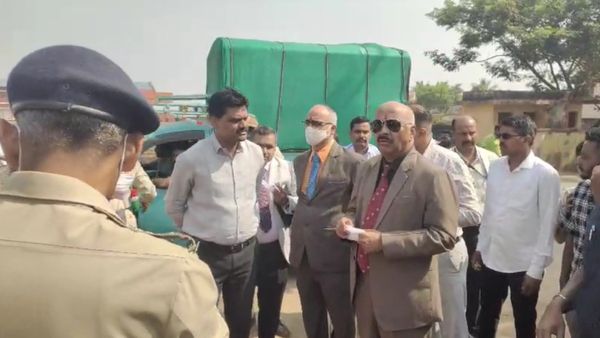 ಧಾರವಾಡದ ಚರಂಡಿಗಳಲ್ಲಿ ಜಾನುವಾರುಗಳ ರಕ್ತ, ಮಾಂಸದ ತುಂಡು: ಅಧಿಕಾರಿಗಳ ದಿಢೀರ್‌ ಭೇಟಿ