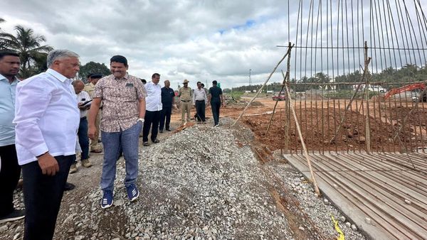 ಶಿರಾ-ಬುಕ್ಕಾಪಟ್ಟಣ-ಹುಳಿಯಾರು ರಸ್ತೆ ಕಾಮಗಾರಿ ವೀಕ್ಷಿಸಿ ಅಧಿಕಾರಿಗಳಿಗೆ ತರಾಟೆ ತೆಗೆದುಕೊಂಡ ವಿ.ಸೋಮಣ್ಣ