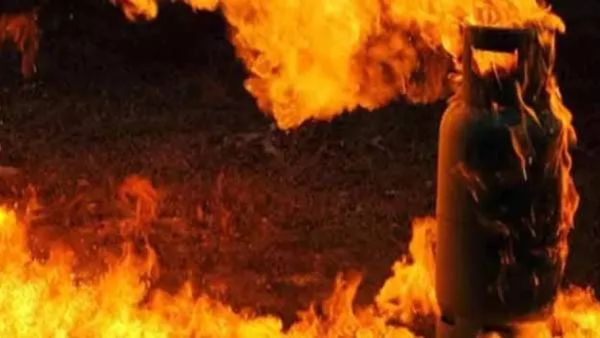 ಹುಬ್ಬಳ್ಳಿಯಲ್ಲಿ ಸಿಲಿಂಡರ್‌ ಬ್ಲಾಸ್ಟ್‌: 8 ಜನರ ಸ್ಥಿತಿ ಗಂಭೀರ, ಕಿಮ್ಸ್‌ ವೈದ್ಯರಿಗೆ ಪ್ರಹ್ಲಾದ ಜೋಶಿ ತರಾಟೆ