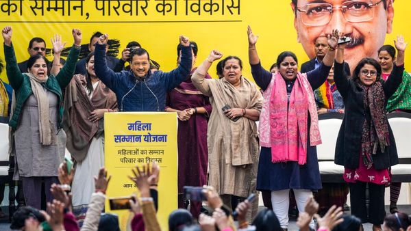 Delhi Elections: ದೆಹಲಿ ಚುನಾವಣೆ: ಮಹಿಳಾ ಮತದಾರರಿಗೆ ಭರ್ಜರಿ ಗಿಫ್ಟ್‌ ಕೊಟ್ಟ ಎಎಪಿ!