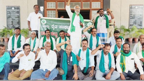 ಚಾಮರಾಜನಗರ: ಕೇಂದ್ರ ಹಾಗೂ ರಾಜ್ಯ ಸರ್ಕಾರಗಳ ವಿರುದ್ಧ ರೈತರ ಪ್ರತಿಭಟನೆ