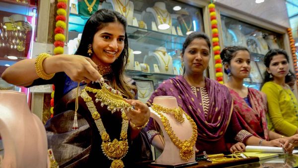 Gold Silver Price on 17th December: ಕ್ರಿಸ್ಮಸ್, ಹೊಸ ವರ್ಷಕ್ಕೆ ಚಿನ್ನ ಅಗ್ಗ- ಗ್ರಾಹಕರಿಗೆ ಖುಷಿ ತಂದ ಬಂಗಾರ 